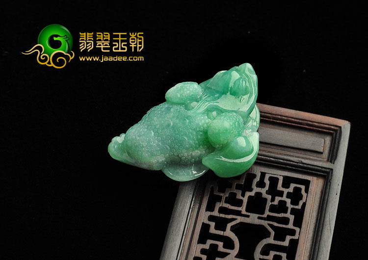 糯冰种翠色缅甸翡翠A货金蟾挂件