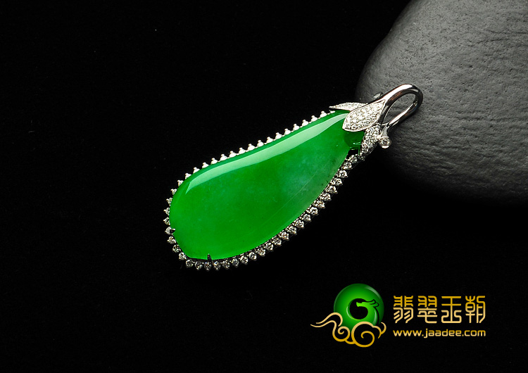 冰种阳绿缅甸翡翠A货镶白金满绿福瓜胸坠（真钻）
