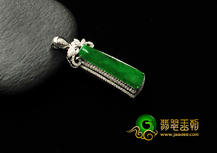 冰种阳绿缅甸翡翠A货镶白金满绿胸坠（真钻）