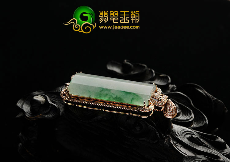 冰种飄绿花缅甸翡翠A货镶玫瑰金平安牌胸坠（真钻）
