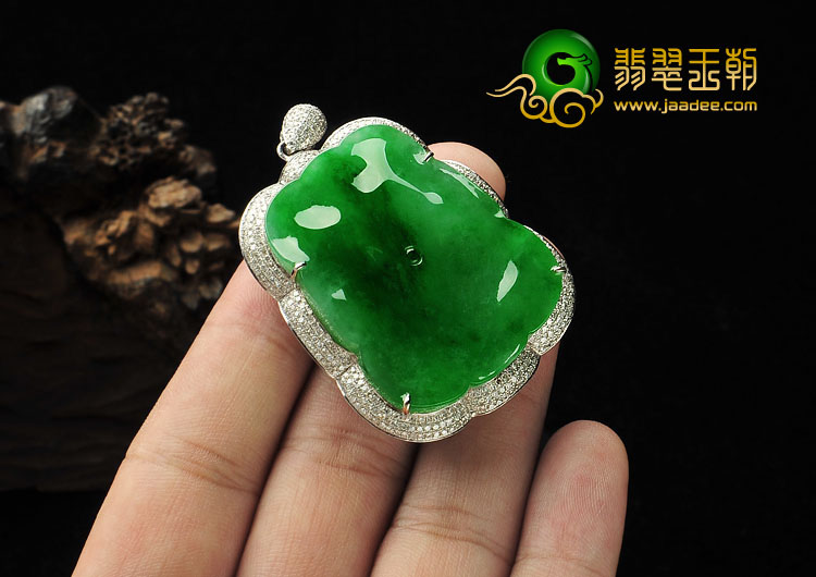 冰种阳绿缅甸翡翠A货镶白金荷叶胸坠（真钻）