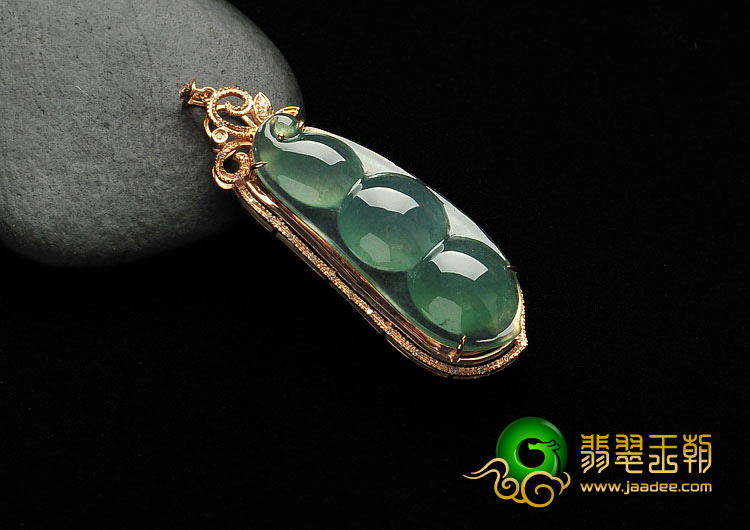 冰种蓝水缅甸翡翠A货镶玫瑰金四季豆胸坠（真钻）