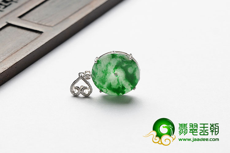 糯冰种浓绿缅甸翡翠A货镶白金平安扣胸坠（真钻）