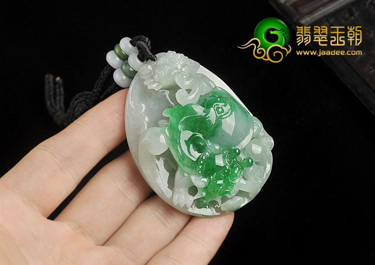 糯冰种翠色缅甸翡翠A货独占鳌头挂件
