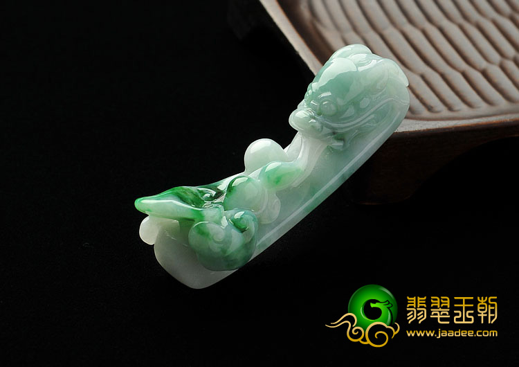 糯冰种飘翠缅甸翡翠A货龙钩挂件