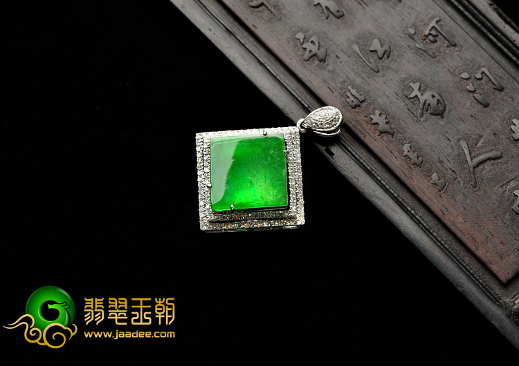 冰玻种阳绿满绿缅甸翡翠A货镶白金菱形胸坠（真钻）