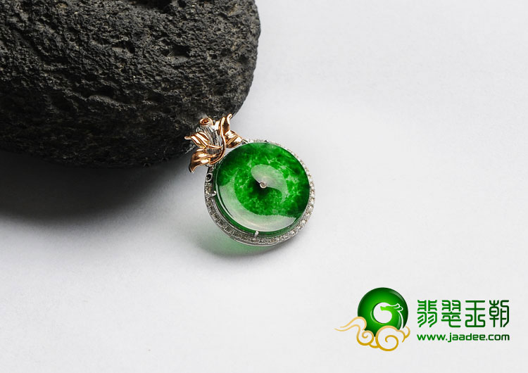 冰种阳绿缅甸翡翠A货镶白金平安扣胸坠（真钻）