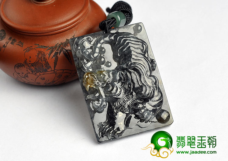 (超值推荐)冰种墨色缅甸翡翠A货乌鸡种虎牌挂件