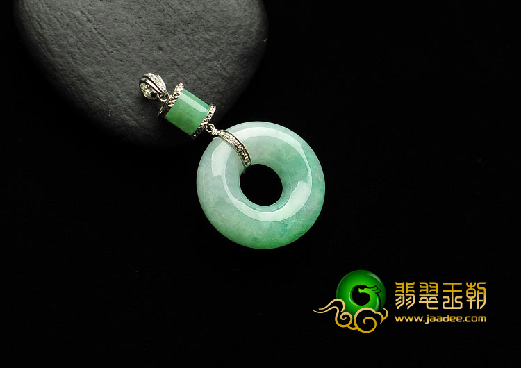 糯冰种豆色缅甸翡翠A货镶白金平安扣胸坠（真钻）