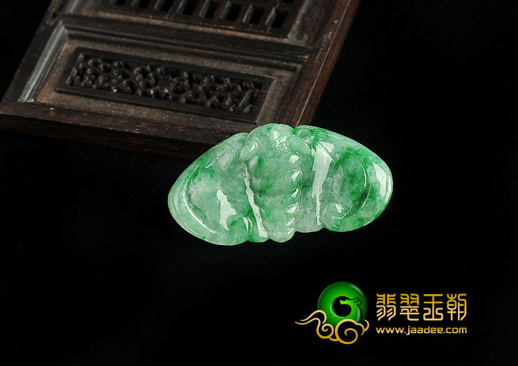 糯冰种翠色缅甸翡翠A货蝙蝠挂件