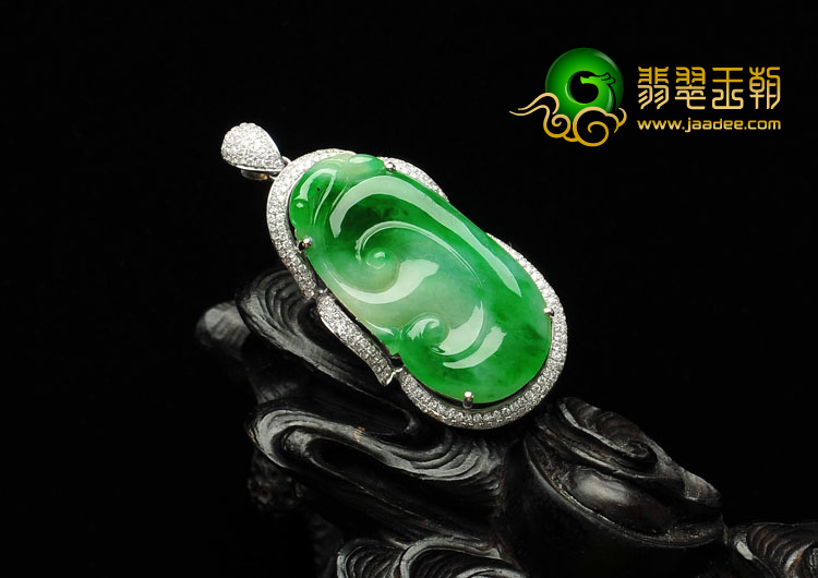 糯冰种阳绿缅甸翡翠A货镶白金如意胸坠（真钻）