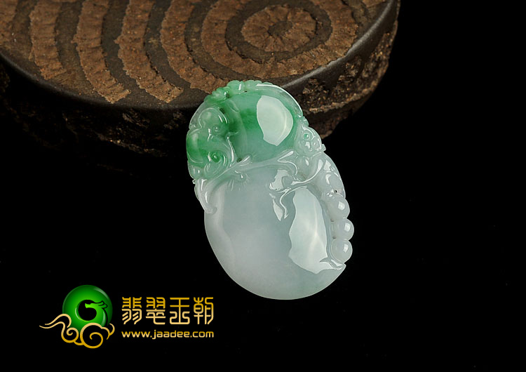 糯冰种翠色缅甸翡翠A货寿桃挂件