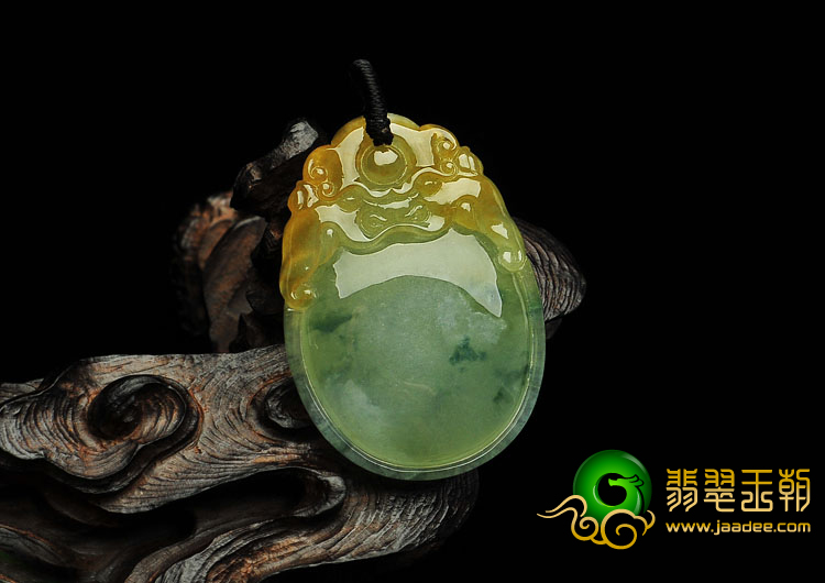 冰种黄翡飘花缅甸翡翠A货如意寿挂件	