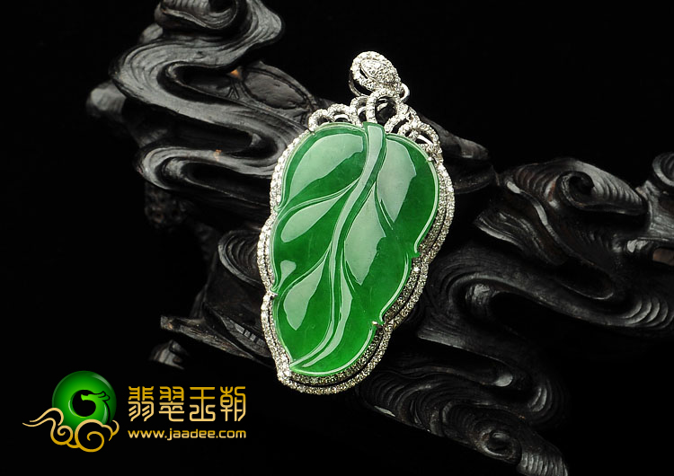 冰种阳绿缅甸翡翠A货镶白金金枝玉叶胸坠（真钻）