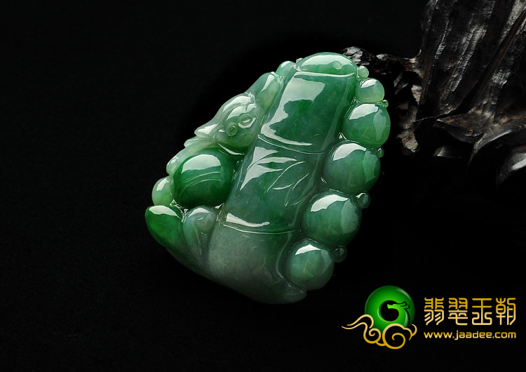 糯冰种翠色缅甸翡翠A货节节高挂件