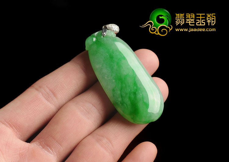 冰种翠色缅甸翡翠A货福瓜挂件