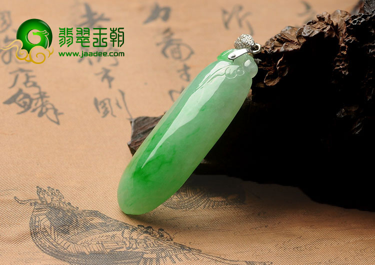 冰种翠色缅甸翡翠A货福瓜挂件