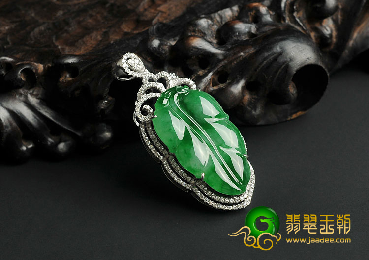 糯冰种阳绿缅甸翡翠A货镶白金金枝玉叶胸坠（真钻）
