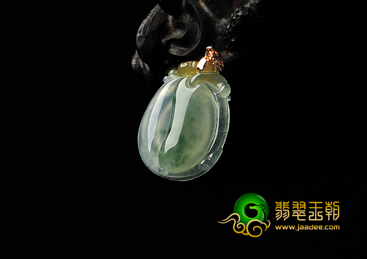 冰种飘花略带黄翡缅甸翡翠A货福瓜挂件