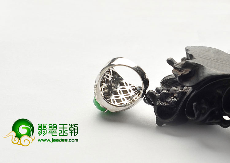 糯冰种阳绿缅甸翡翠A货镶白金钻石金蟾戒指