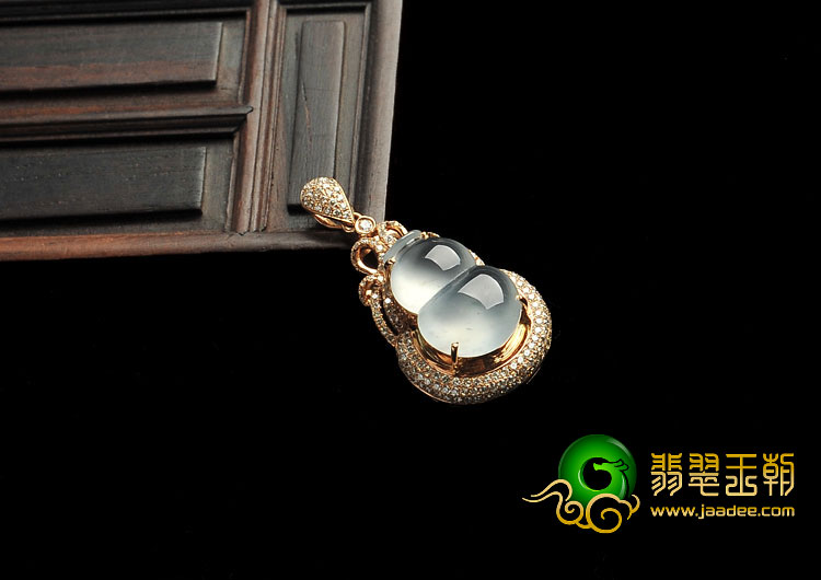 玻璃种强莹光缅甸翡翠A货镶玫瑰金葫芦胸坠（真钻）