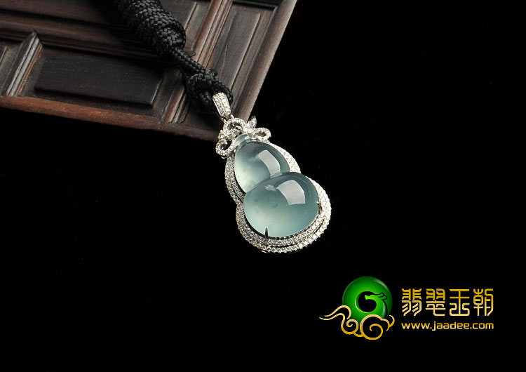 冰玻种晴水缅甸翡翠A货镶白金葫芦胸坠（真钻）