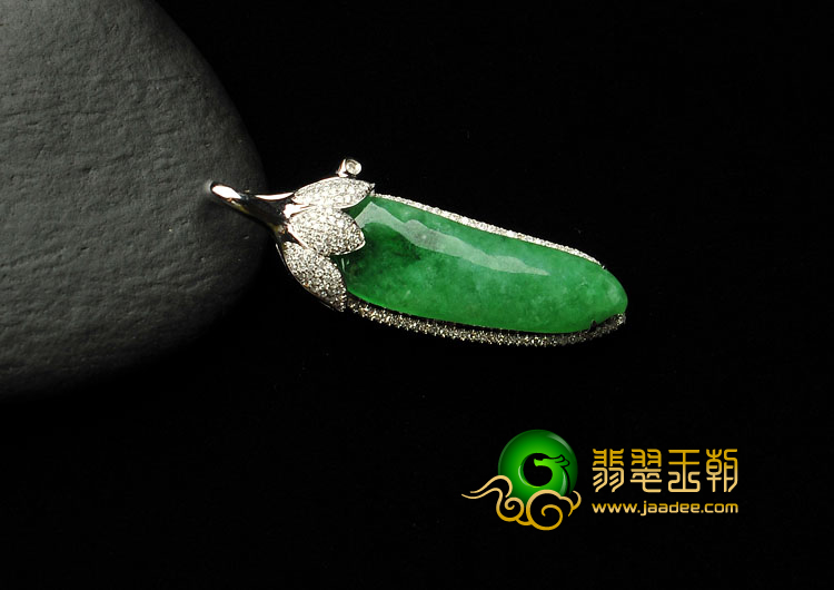冰种翠色缅甸翡翠A货镶白金福瓜胸坠（真钻）
