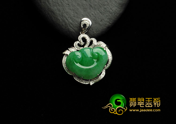 糯冰种翠色缅甸翡翠A货镶白金如意胸坠（真钻）