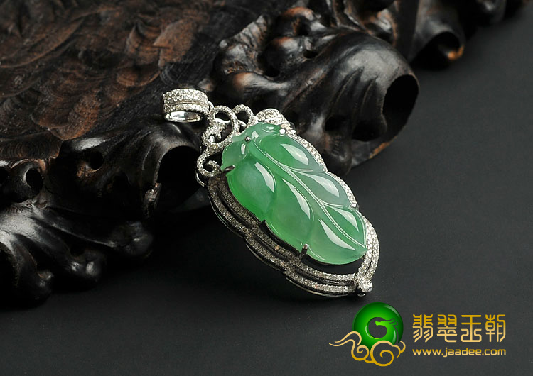 冰种翠色缅甸翡翠A货镶白金叶子胸坠（真钻）