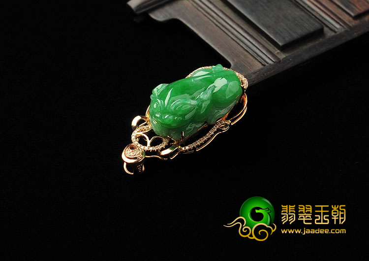 糯冰种翠色缅甸翡翠A货镶玫瑰金貔貅胸坠（真钻）