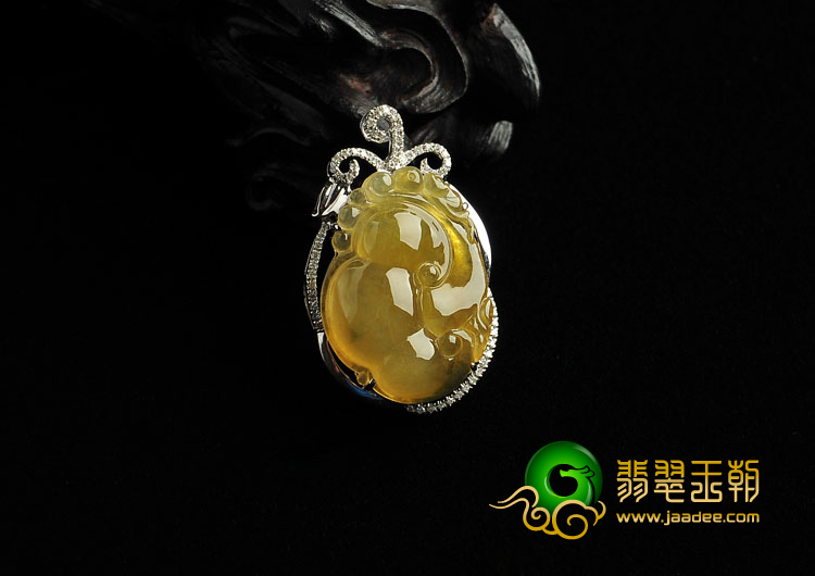 冰种黄翡略飘花缅甸翡翠A货镶白金如意胸坠（真钻）