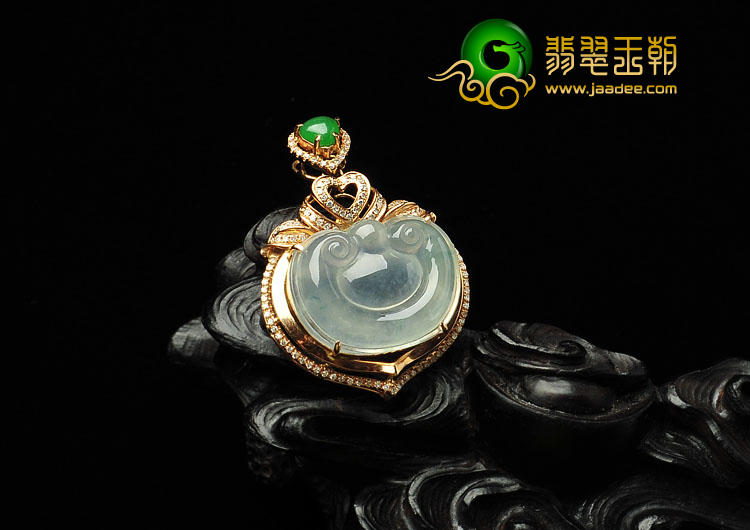 冰种略飘花缅甸翡翠A货镶玫瑰金如意胸坠（真钻）