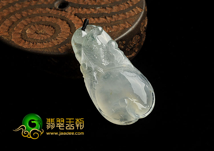 (超值推荐)冰种略飘花缅甸翡翠A货年年有余挂件