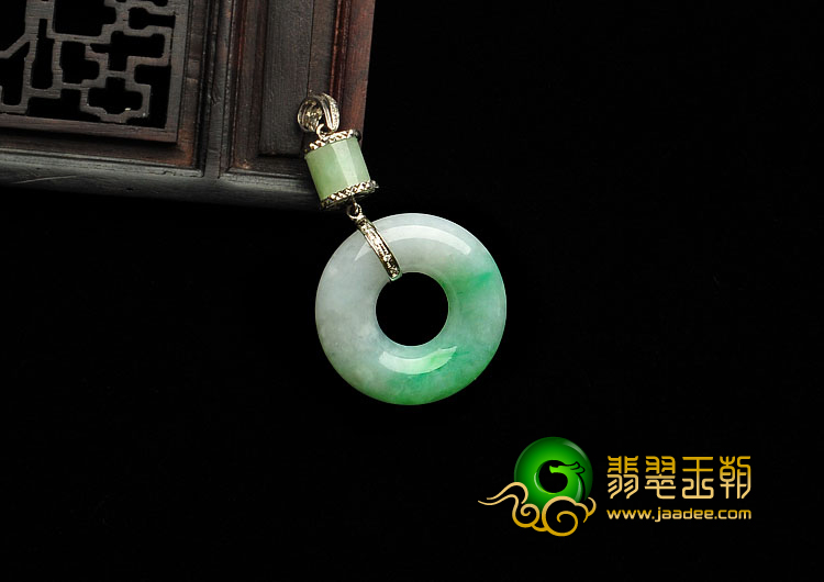 糯冰种飘翠缅甸翡翠A货镶白金平安环胸坠（真钻）