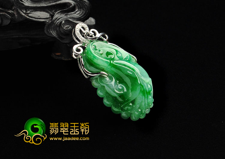 糯冰种翠色缅甸翡翠A货镶白金玉兰花胸坠（真钻）