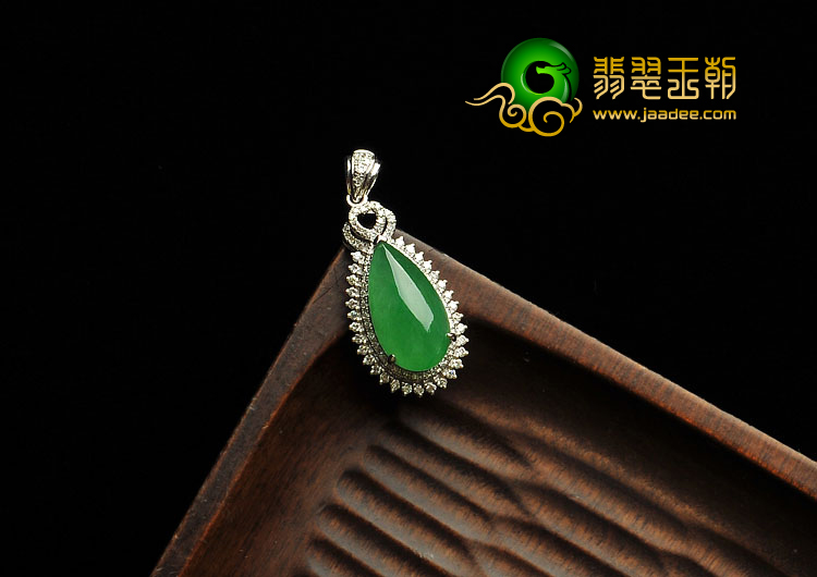 冰种翠色缅甸翡翠A货镶白金水滴胸坠（真钻）