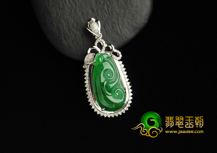 糯冰种阳绿缅甸翡翠A货镶白金如意胸坠（真钻）