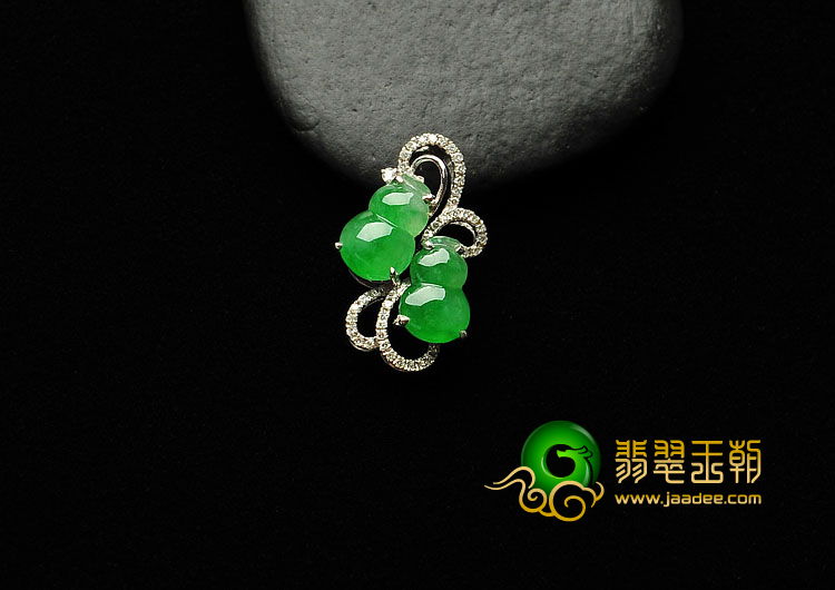 冰种翠色缅甸翡翠A货镶白金葫芦胸坠（真钻）