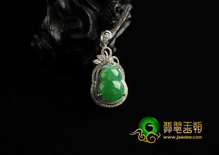 糯冰种豆色缅甸翡翠A货镶白金葫芦胸坠（真钻）