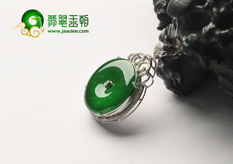 冰种阳绿缅甸翡翠A货镶白金平安扣胸坠（真钻）