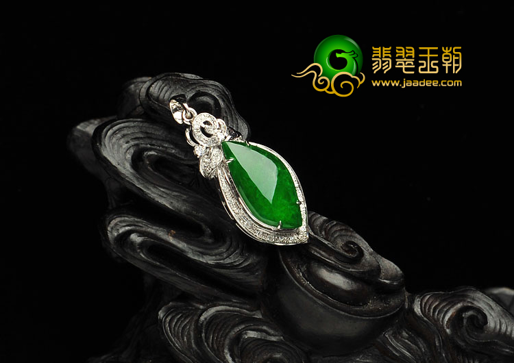 糯冰种阳绿缅甸翡翠A货镶白金随形胸坠（真钻）