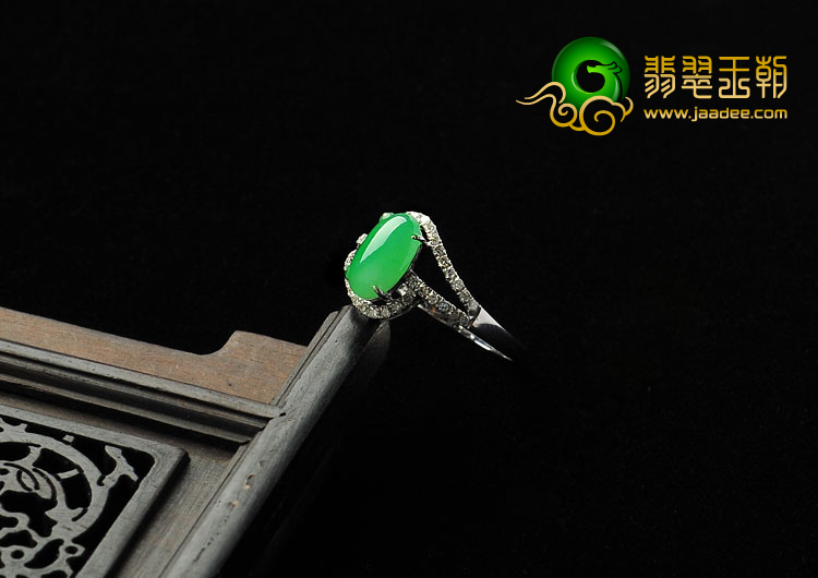 冰种翠色缅甸翡翠A货镶白金戒指（真钻）