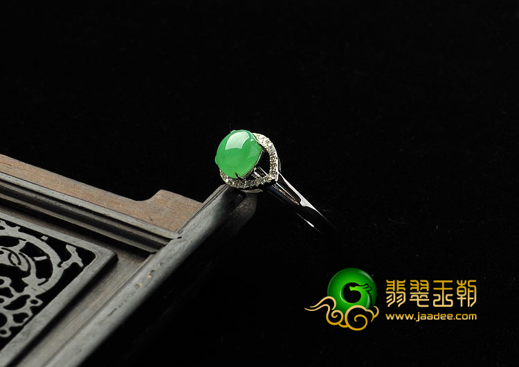 冰种翠色缅甸翡翠A货镶白金戒指（真钻）