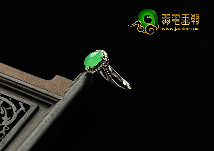 冰种翠色缅甸翡翠A货镶白金戒指（真钻）
