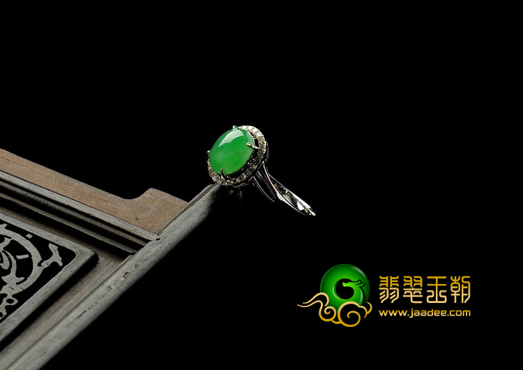 冰种翠色缅甸翡翠A货镶白金戒指（真钻）