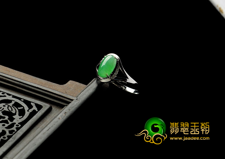 冰种翠色缅甸翡翠A货镶白金戒指（真钻）