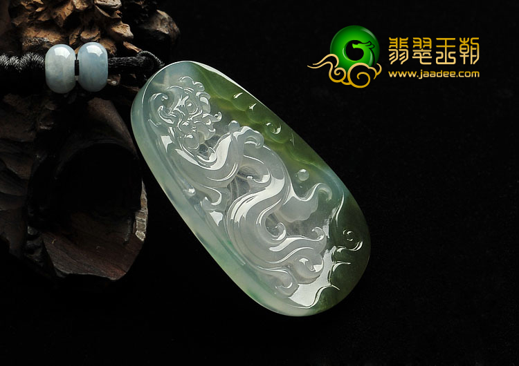 冰种晴水略带黄翡缅甸翡翠A货龙牌挂件