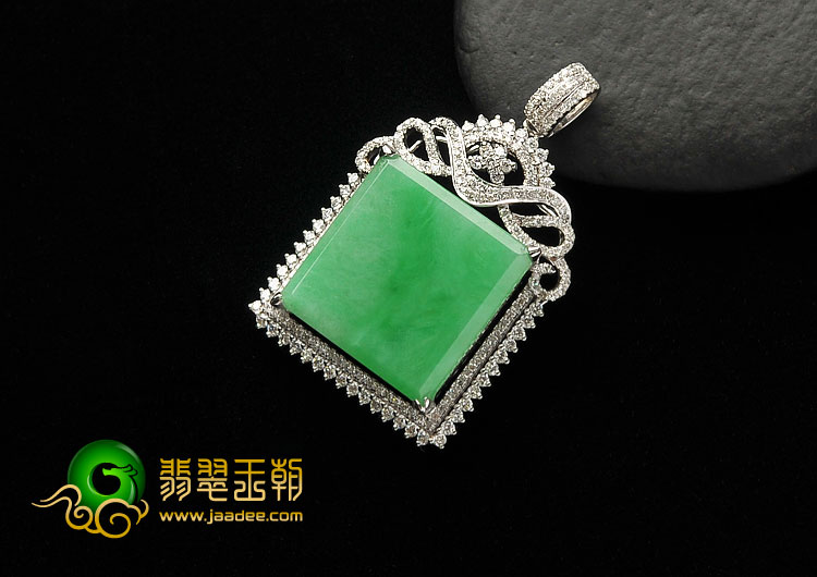 糯冰种翠色缅甸翡翠A货镶白金方形胸坠（真钻）