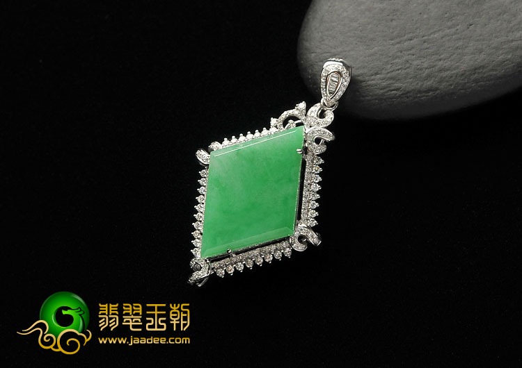 糯冰种翠色缅甸翡翠A货镶白金菱形胸坠（真钻）