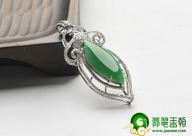 糯冰种阳绿缅甸翡翠A货镶白金马眼胸坠（真钻）